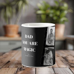 Personalisiertes "Vater Sie sind Magie" Zwei Väter Kaffeetasse<br><div class="desc">Feiern Sie die Magie der Vaterschaft mit unserer personalisierten Tasse "Vater Sie sind Magie"! Dieses einzigartige Design zeichnet sich durch einen auffallenden schwarzen Hintergrund, ein hochgeschätztes Foto von zwei Vätern und die herzliche Botschaft "Vater Du bist Magie" aus. Passen Sie es mit den Namen Ihrer Kinder an, um ein einmaliges...</div>
