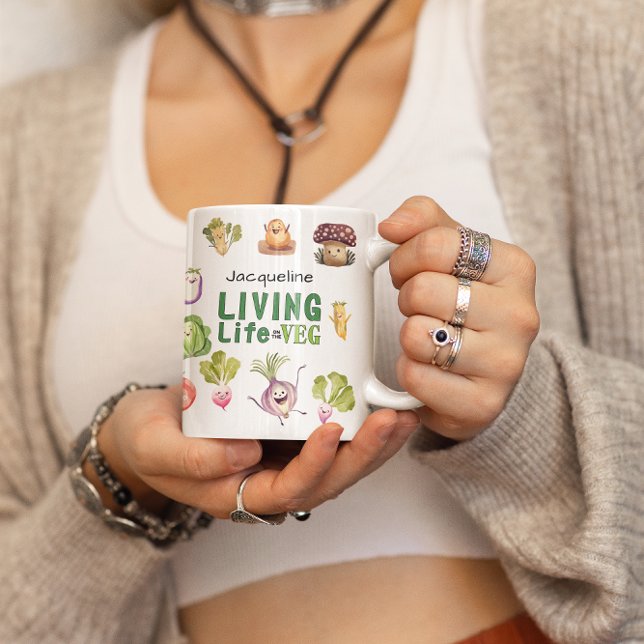 Personalisiertes Veganes Leben auf dem Veg-Geschen Kaffeetasse (Living life on the veg personalized fun mug with happy smiling vegetables.)