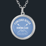 Personalisiertes Versilberte Kette<br><div class="desc">Personalisierte Crew-Rudersporthalskette, die gekreuzte Ruder und Ihren kundenspezifischen Text kennzeichnet. Addieren Sie Ihren Vereinnamen, Jahr, kundenspezifischer Text (der Name des Trainers, der Name des Rowers, Ereignis, etc.) macht ein durchdachtes Ende vom Jahreszeitandenken, vom Geschenk des Trainers oder vom Teamgeldbeschaffer. Karo heraus unsere anderen kundenspezifischen Crewgeschenke durch das Klicken auf dem...</div>