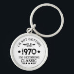 Personalisiertes Vintages Geburtstagsgeschenk Schlüsselanhänger<br><div class="desc">Mit diesem Vintagen klassischen Geburtstagsgrafik-Design mit phantastischen Typografie-Schriftart-Schriftzeichen können Sie Ihrer Garderobe-Kollektion etwas Originalität hinzufügen. Es ist eine tolle Geschenkidee für Männer, Frauen, Ehemänner, Ehefrau-Freundin und einen Freund, der dieses einzigartige Kunstwerk Liebe geben wird. Das phantastischste und lustigste Urlaubsgeschenk für Ihr Party zum Geburtstag. Sie werden in dieser einzigartigen Vintagen...</div>