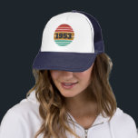 Personalisiertes Vintages Geburtstagsgeschenk Truckerkappe<br><div class="desc">Mit diesem Vintagen Sonnenuntergang-Grafikdesign mit phantastischen Typografie-Schriftart-Schriftzeichen können Sie Ihrer Garderobe-Kollektion etwas Originalität hinzufügen. Das ist eine tolle Geschenkidee für Männer, Frauen, Ehemänner, Ehefrau und einen Freund, der dieses einzigartige Kunstwerk Liebe geben wird. Das phantastischste und lustigste Urlaubsgeschenk für Ihr Party zum Geburtstag. Wenn Ihnen dieses Kunstwerk gefällt, können Sie...</div>