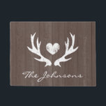 Personalisiertes Vintages Land Hirschantler Türmch Fußmatte<br><div class="desc">Personalisierte Vintage Land Hirsche Geweihe Türmchen. Rustikales Land schicke Scheune Holz Korntür Matte mit Monogramm, Nachname oder lustigen Zitat. Vintage Brauntöne und Weiß. Holzpaneelhintergrund. Machen Sie Ihre eigene individuelle Innen-/Außenpforte mit individueller Hintergrundfarbe und Sprichwort. Fügen Sie Ihre eigene Willkommensnachricht, Familienname, Monogramm, Nachname oder lustiges Zitat hinzu. Niedliche Geschenkidee für neue...</div>