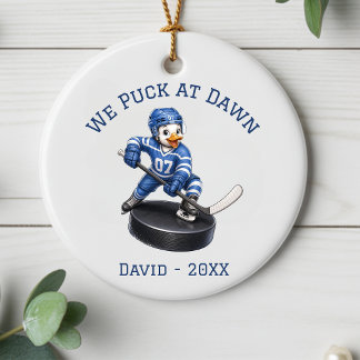 Personalisiertes We Puck at Dawn Hockey-Spieler-Or Keramik Ornament