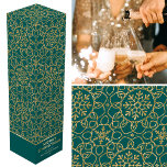Personalisiertes Weihnachtsgeschenk Weinbox<br><div class="desc">Fügen Sie Ihren Wein oder Champagner mit einer personalisierten Geschenkboxen mit dem wohligen Faktor hinzu! Dieses elegante winterliche Design mit den Worten "Frohe Weihnachten" kann mit dem Namen des Empfängers oder einem Familiennamen und dem Urlaubsjahr personalisiert werden. Ein stilvolles, allround-Design mit miteinander verbundenen Blume, herzförmigen Blüten und dekorativen Schneeflocken. Gedruckt...</div>