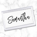 Personalisiertes White und Black Brush Script Visitenkarten Dose<br><div class="desc">Girly Glam Visitenkartenhalter für sie in Schwarz und Weiß. Der Name zeichnet sich durch einen modernen, schwarz geschriebenen Schreibstil aus. Passen Sie die Farbe, Größe und den Stil des Schriftartes in diesem Textdesign an. Im System finden Sie eine Handvoll kühner, moderner Kalligraphieskripte. Bei kürzeren Namen können Sie die Größe des...</div>