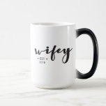 Personalisiertes Wifey-Skript seit Jahren modern Verwandlungstasse<br><div class="desc">Diese "wifey" Tasse wurde mit Ihrem festgefahrenen Jubiläumsjahr individuell gestaltet. Elegantes Skript mit personalisiertem Text macht ein nachdenkliches Geschenk. Eine morphende Tasse zu sein macht es besonders lustig. *Bitte zögern Sie nicht, mich zu kontaktieren, wenn Sie Hilfe bei meinen Designs benötigen. Es ist einfach genug, einen bestehenden Stil auf ein...</div>