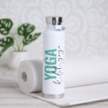 Personalisiertes YOGA-Namensskript Trinkflasche<br><div class="desc">Eine Personalisierte YOGA's Name Script Wasser Flasche für Trainer. Wählen Sie die Farbe des Textes,  ändern Sie Namen und Titel. Haben Sie ein einzigartiges Personalisiertes Geschenk für einen YOGA-Lehrer. Ein YOGA Wasserflasche Geschenk. Personalisierte YOGA-Geschenke. YOGA Geschenke für Männer YOGA Geschenk für sie</div>