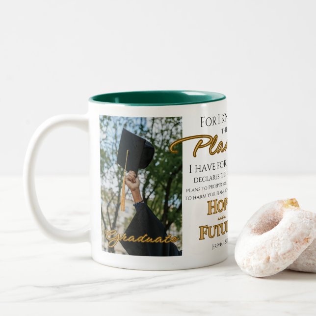Personalize Jeremiah 29:11 Grad Cap Scripture Zweifarbige Tasse (Mit Donut)