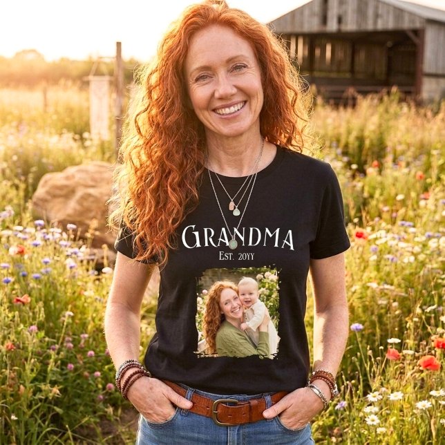 Personalize Name New Grandma Est Year Photo T-Shirt (Von Creator hochgeladen)