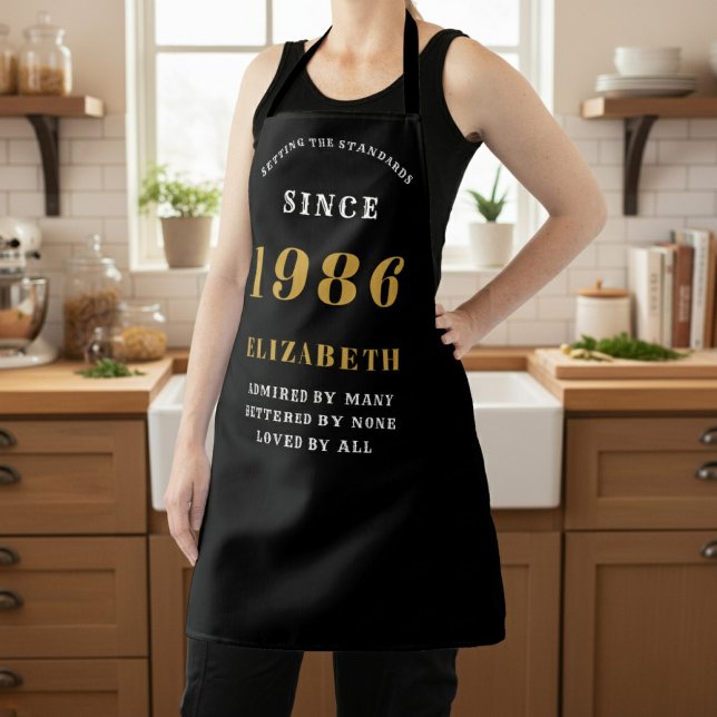 Personalized 40th Birthday 1986 Black & Gold Schürze (1986 Apron worn in a kitchen)