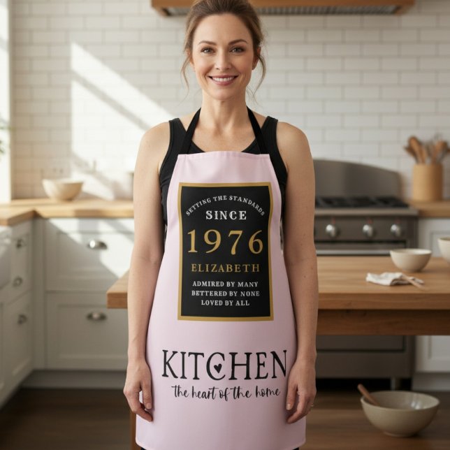 Personalized 50th Birthday Cook Chef Baker Pink Schürze (1976 birthday apron worn in a kitchen)