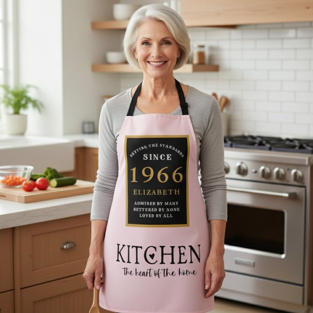 Personalized 60th Birthday Cook Chef Baker Pink Schürze (1966 birthday apron worn in a kitchen.)