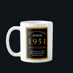 Personalized 70th Birthday 1951 Elegant Black Gold Kaffeetasse<br><div class="desc">Eine riesige Tasse aus schwarzem und goldenem Kaffee zum 70. Geburtstag für die geborenen Leute im Jahr 1951. Passen Sie den Text einfach mit der bereitgestellten Vorlage an. Teil der Festlegung Standards Palette der Grußkarten und Geschenke.</div>