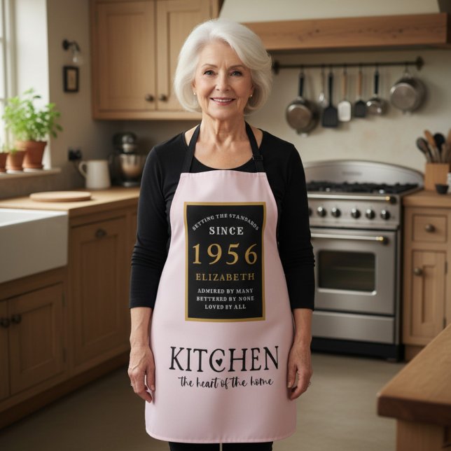 Personalized 70th Birthday Cook Chef Baker Pink Schürze (1956 birthday apron worn in a kitchen)