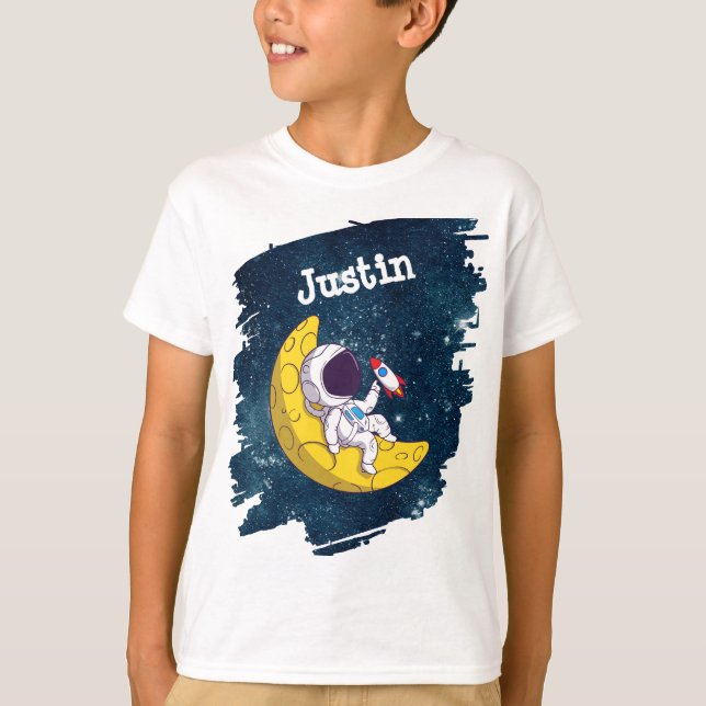 Personalized Astronaut on Moon with Rocket T-Shirt (Vorderseite)