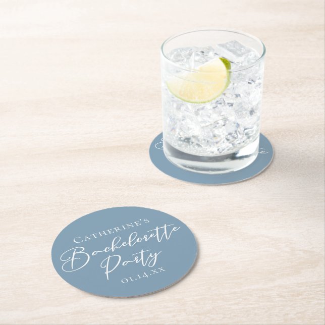 Personalized Chic Dusty Blue Bachelorette Party Runder Pappuntersetzer (Vor Ort)