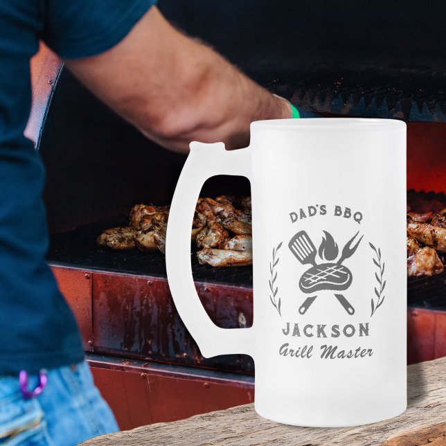 Personalized Dad's BBQ Barbeque Grill Master  Mattglas Bierglas (Von Creator hochgeladen)