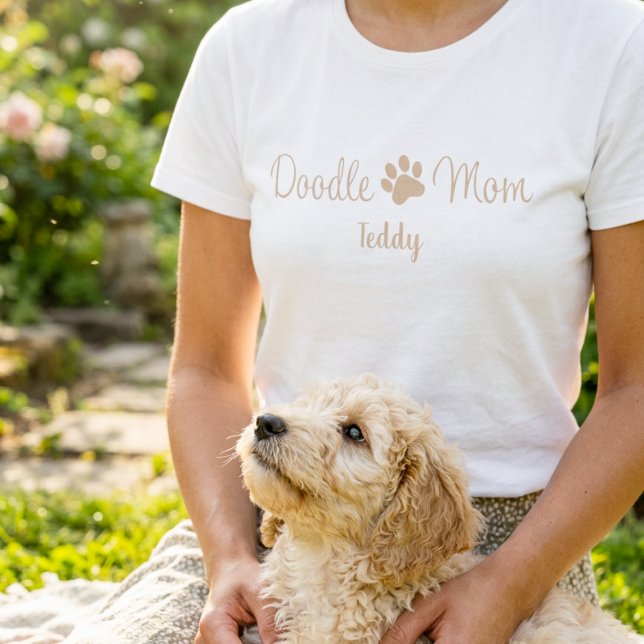 Personalized Doodle Mom Paw Print with Dog Name T-Shirt (Von Creator hochgeladen)