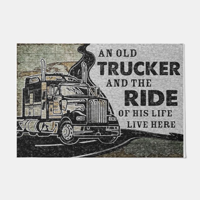 Personalized Doormat An Old Trucker Lives Here Fußmatte (Vorderseite)