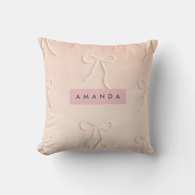 Personalized Elegant Pearl Bow in Soft Blush Kissen (Vorderseite)