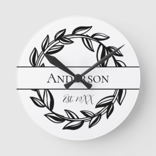 Personalized Family Name Black White Leaf  Runde Wanduhr