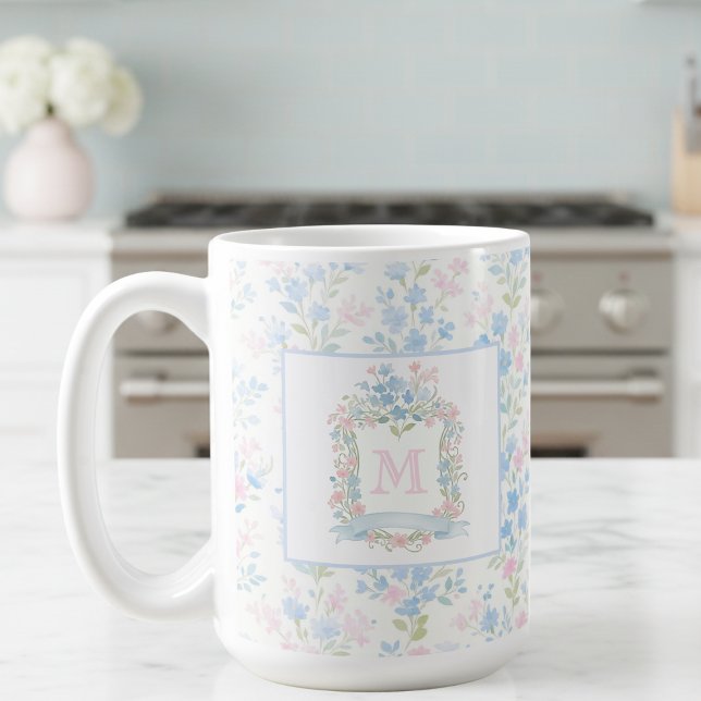 Personalized Floral Monogram Mug Kaffeetasse (preppy pretty grandmillennial floral family crest mug with custom monogram initial)