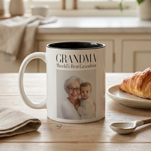 Personalized Grandma Photo | World’s Best Grandma Zweifarbige Tasse (Von Creator hochgeladen)