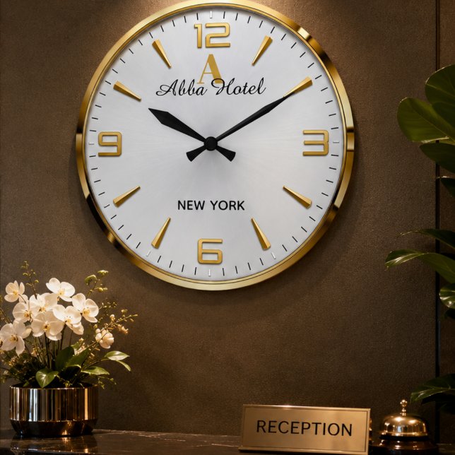 Personalized Hotel Name Luxury Gold Silver  Große Wanduhr (Von Creator hochgeladen)