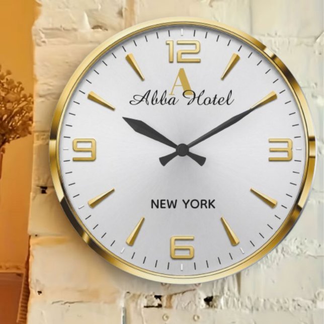 Personalized Hotel Name Luxury Gold Silver  Große Wanduhr (Von Creator hochgeladen)