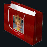 Personalized Kid Photo Happy Birthday King Crown Große Geschenktüte<br><div class="desc">Wrap your gifts in a royal custom red gift bag that features an elegant background of gold shimmery lines. Personalize this bright design with a photo of your young birthday boy, complete with a beautiful gold king crown. Add a special touch with a personalized greeting, such as "Happy Birthday, [child's...</div>