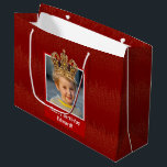 Personalized Kid Photo Happy Birthday King Crown Große Geschenktüte<br><div class="desc">Wrap your gifts in a royal custom red gift bag that features an elegant background of gold shimmery lines. Personalize this bright design with a photo of your young birthday boy, complete with a beautiful gold king crown. Add a special touch with a personalized greeting, such as "Happy Birthday, [child's...</div>