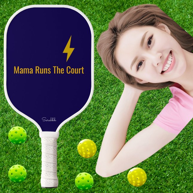 Personalized Mama Runs The Court Pickleball Mom Pickleball Schläger (Von Creator hochgeladen)