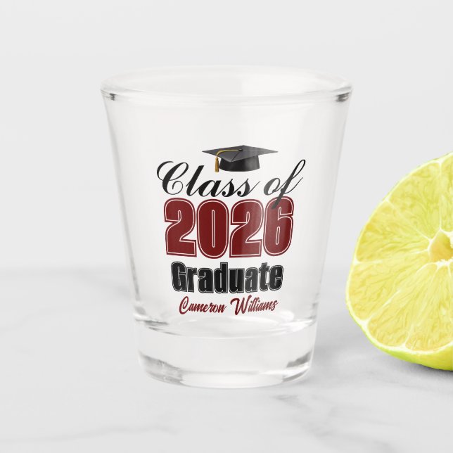 Personalized Maroon Class of 2026 Graduation Schnapsglas (Vorderseite)