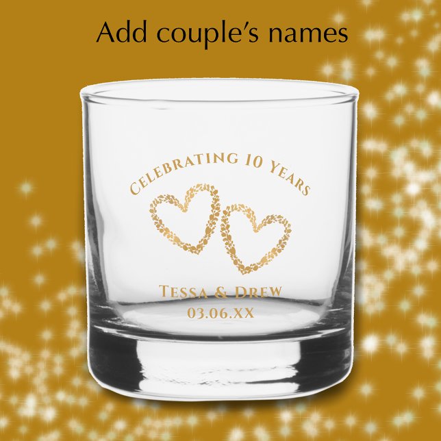 Personalized Modern Gold 10th Wedding Anniversary Whiskyglas (Personalize this lovely 10th wedding anniversary commemorative glass gift. Golden copper hearts.
)