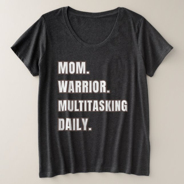 Personalized Mom Warrior Multitasking Daily Smoke  Große Größe T-Shirt (Design vorne)