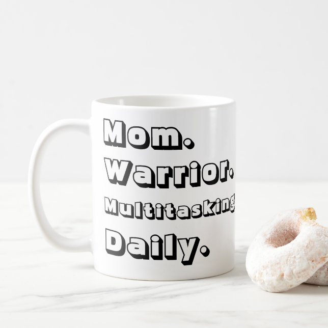 Personalized Mom Warrior Multitasking Daily White Kaffeetasse (Mit Donut)
