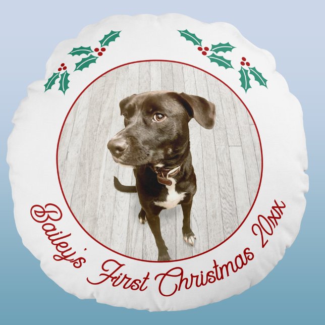 Personalized Pet Puppy Dog First Christmas Photo Rundes Kissen (Puppy dog first Christmas personalized custom text and name pet photo pillow with Holly)