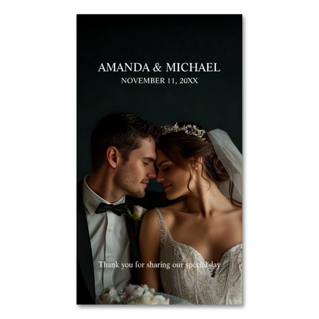 Personalized Photo Favor with Names & Wedding Date Magnetische Visitenkarte (Vorderseite Vertikal)