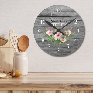 Personalized Rustic Wood And Pink Floral Kitchen Runde Wanduhr
