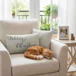 Personalized Wedding Gift: Gray Farmhouse Throw Lendenkissen<br><div class="desc">Beautiful Farmhouse Housewarming, Anniversary or Wedding Gift for a Paar. Decorative lumbar throw pillow in sea salt and dark gray colors. It's personalized with paart's names and wedding datiert. It's additionally decorated with a large ampersand symbol connecting the names. Celebrate the relationship and add a tasteful decorative Akzente to the...</div>