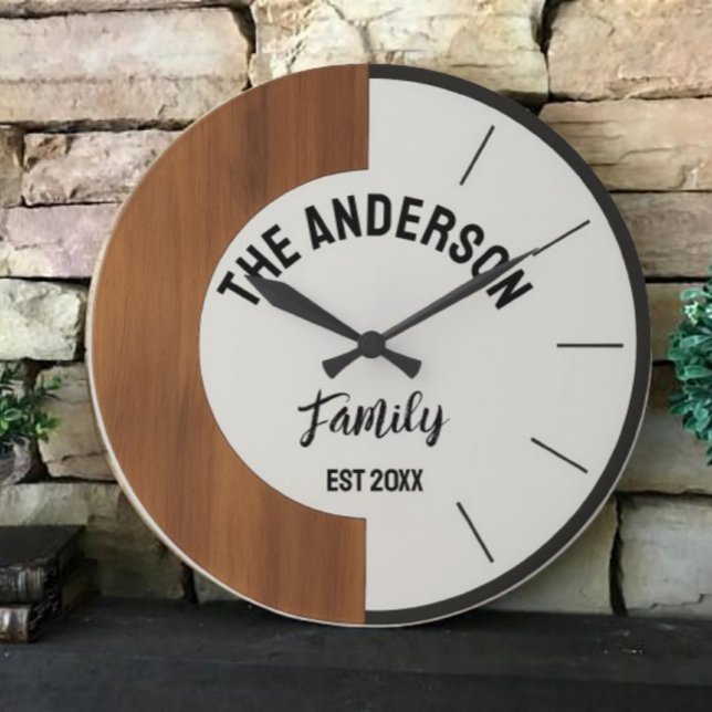 Personalized Wood warmth and charm Family Name  Große Wanduhr (Von Creator hochgeladen)
