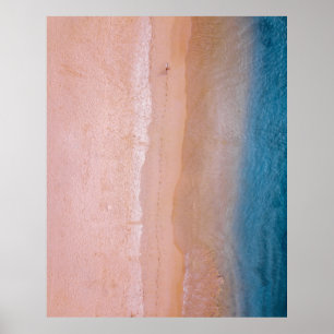 Personen, die auf Sand in der Nähe des Meeresufers Poster