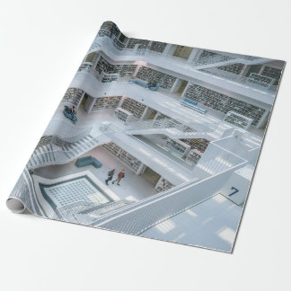 PERSONEN, DIE INNERHALB DER BIBLIOTHEK GEHEN GESCHENKPAPIER