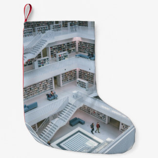 PERSONEN, DIE INNERHALB DER BIBLIOTHEK GEHEN KLEINER WEIHNACHTSSTRUMPF
