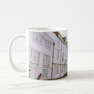 PERSONEN GEHEN AUF DEM BÜRGERSTEIG NEBEN GEBAUUDE KAFFEETASSE