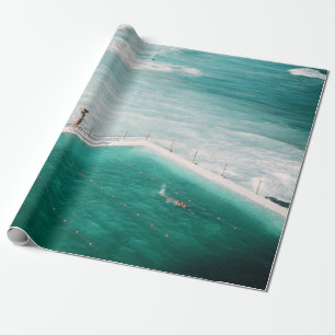 Personen stehend und schwimmen auf Schwimmbad besi Geschenkpapier