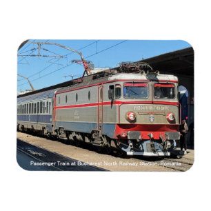 Personenzug im Bahnhof Bukarest Magnet