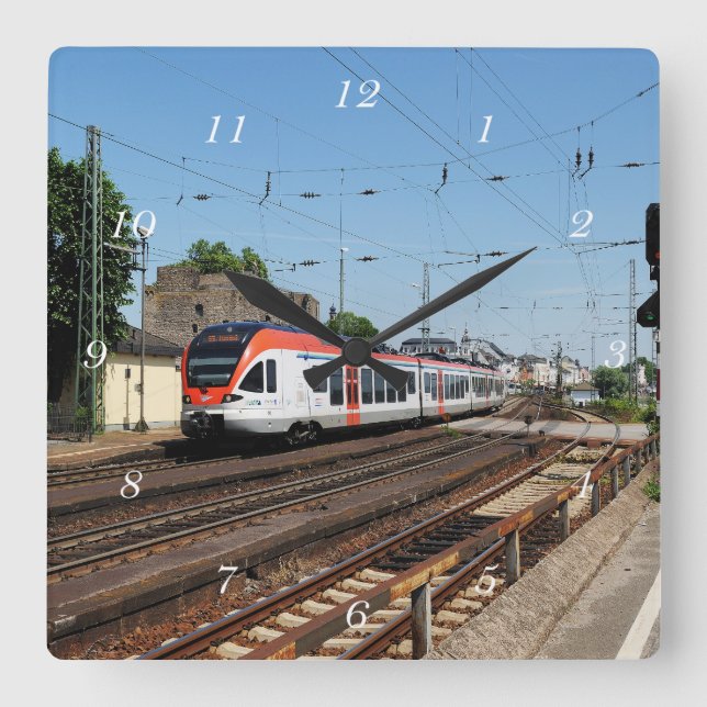 Personenzug in Rüdesheim am Rhein Quadratische Wanduhr (Vorderseite)