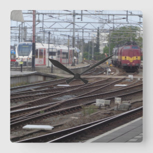 Personenzugwagen, die zur Uhr am Bahnhof eintreffe