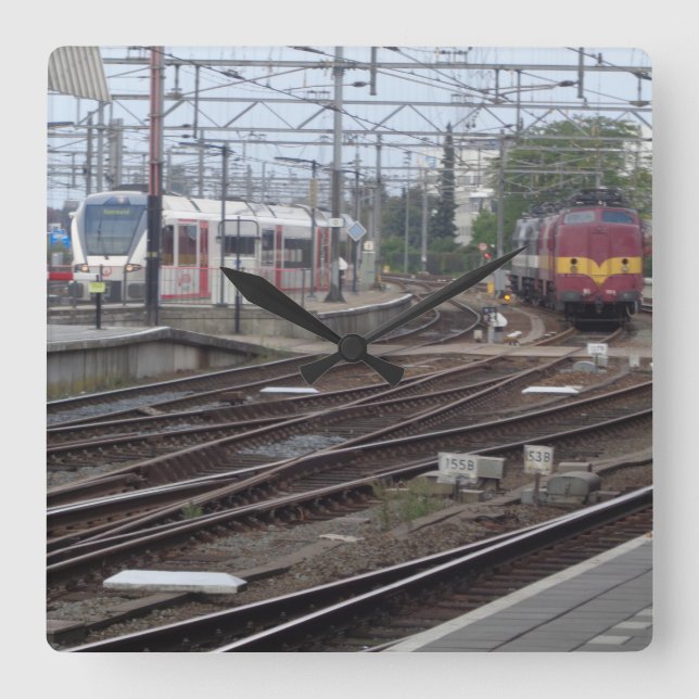 Personenzugwagen, die zur Uhr am Bahnhof eintreffe (Vorderseite)